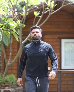 Suniel Shetty Instagram - F _ T BODY ... it’s your choice . #healthyliving #healthychoice #healthymeals #workout #workoutmotivation #stayfit #healthandwellness #fitnessinspiration #healthyindia #fitindia #fitnessfirst #fitnessforall #fitnessforlife #healthfreak #healthfirst @missionfitindiaofficial @skmfotography