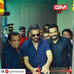 Suniel Shetty Instagram - Always happy to see ones family grow and prosper! Many more to you @gmmodular The very best! #Repost @gmmodular with @get_repost ・・・ #Grand opening of the new @gmmodular #showroom at the hands of Mr @suniel.shetty , GM's #BrandAmbassador at #Calicut - GM Switches and Home Automation, Red Cross Road, Calicut. #innovation #technology #electricals #LEDlights #lightingsolutions #switches #switchpanels
