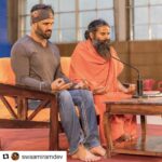 Suniel Shetty Instagram - 🙏 I feel lucky @swaamiramdev कि मुझे आपके साथ योगाभ्यास करने का मौक़ा मिला. योग और आयुर्वेद की जोड़ी fitness का best और perfect formula hai! #Repost @swaamiramdev with @get_repost ・・・ सुप्रसिद्ध अभिनेता @suniel.shetty ने पतंजलि योगपीठ, हरिद्वार में किया योगाभ्यास Patanjali Yogpeeth, Haridwar