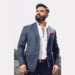 Suniel Shetty Instagram – Don’t let age change you…change the way you age! #mondaymotivation #gmshoot @gmmodular @munnasphotography @navin.p.shetty @specsnshades @dhaneshjchheda #justmen