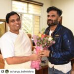 Suniel Shetty Instagram – An eye opening experience to meet @acharya_balkrishna , an encyclopaedia on Ayurveda & preventive Wellness! Speechless on what @swaamiramdev and he have created with the ‘Truly Bharat’ Patanjali!

#Repost @acharya_balkrishna (@get_repost)
・・・
आज सिने स्टार श्री सुनील शेट्टी जी का पतंजलि योगपीठ में आगमन हुआ।उन्होंने पतंजलि की विभिन्न गतिविधियों का अवलोकन किया। योग, आयुर्वेद व स्वदेशी अभियान द्वारा देश को वैश्विक गौरव दिलाने में पूज्य स्वामी जी और पतंजलि की भूमिका की अत्यंत सराहना की। शेट्टी जी ने युवाओं को स्वास्थ्य प्रति जागरूक कर उन्हें योग-आयुर्वेद से जोड़ कर स्वदेशी,राष्ट्रीय संस्कृति एवं मानव निर्माण के कार्यों को जन-जन तो पहुँचाने, पतंजलि के जन सेवाकार्यों को आगे बढ़ाने के विषय में चर्चा की।