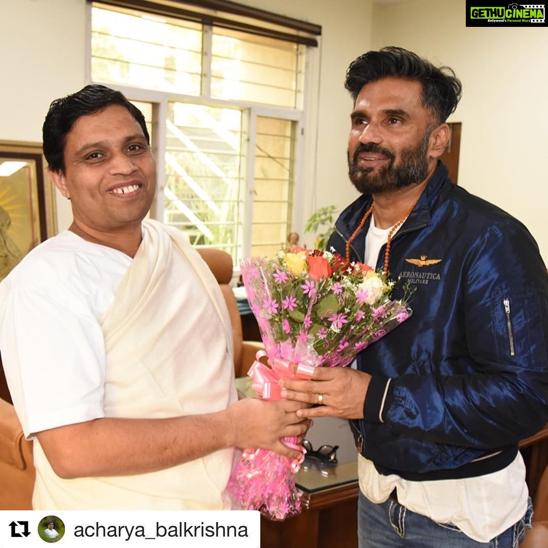 Suniel Shetty Instagram - An eye opening experience to meet @acharya_balkrishna , an encyclopaedia on Ayurveda & preventive Wellness! Speechless on what @swaamiramdev and he have created with the ‘Truly Bharat’ Patanjali! #Repost @acharya_balkrishna (@get_repost) ・・・ आज सिने स्टार श्री सुनील शेट्टी जी का पतंजलि योगपीठ में आगमन हुआ।उन्होंने पतंजलि की विभिन्न गतिविधियों का अवलोकन किया। योग, आयुर्वेद व स्वदेशी अभियान द्वारा देश को वैश्विक गौरव दिलाने में पूज्य स्वामी जी और पतंजलि की भूमिका की अत्यंत सराहना की। शेट्टी जी ने युवाओं को स्वास्थ्य प्रति जागरूक कर उन्हें योग-आयुर्वेद से जोड़ कर स्वदेशी,राष्ट्रीय संस्कृति एवं मानव निर्माण के कार्यों को जन-जन तो पहुँचाने, पतंजलि के जन सेवाकार्यों को आगे बढ़ाने के विषय में चर्चा की।