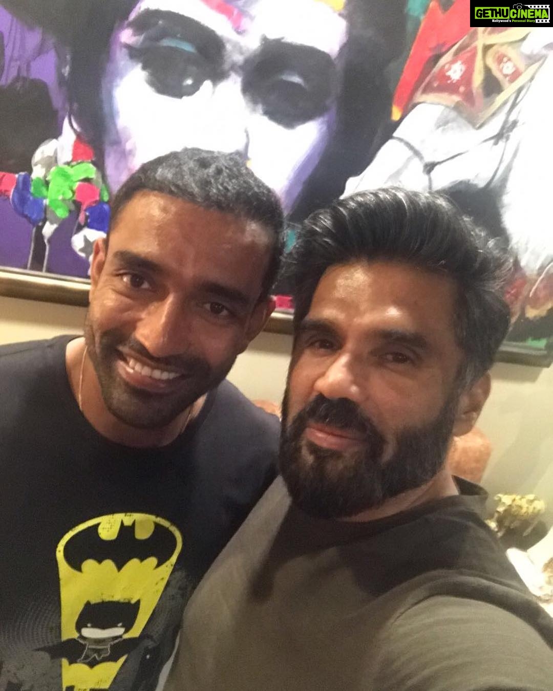 Suniel Shetty Instagram - Delighted to meet Robin! Among the finest cricketers #TeamIndia has had and should still have... definitely amongst my fav!