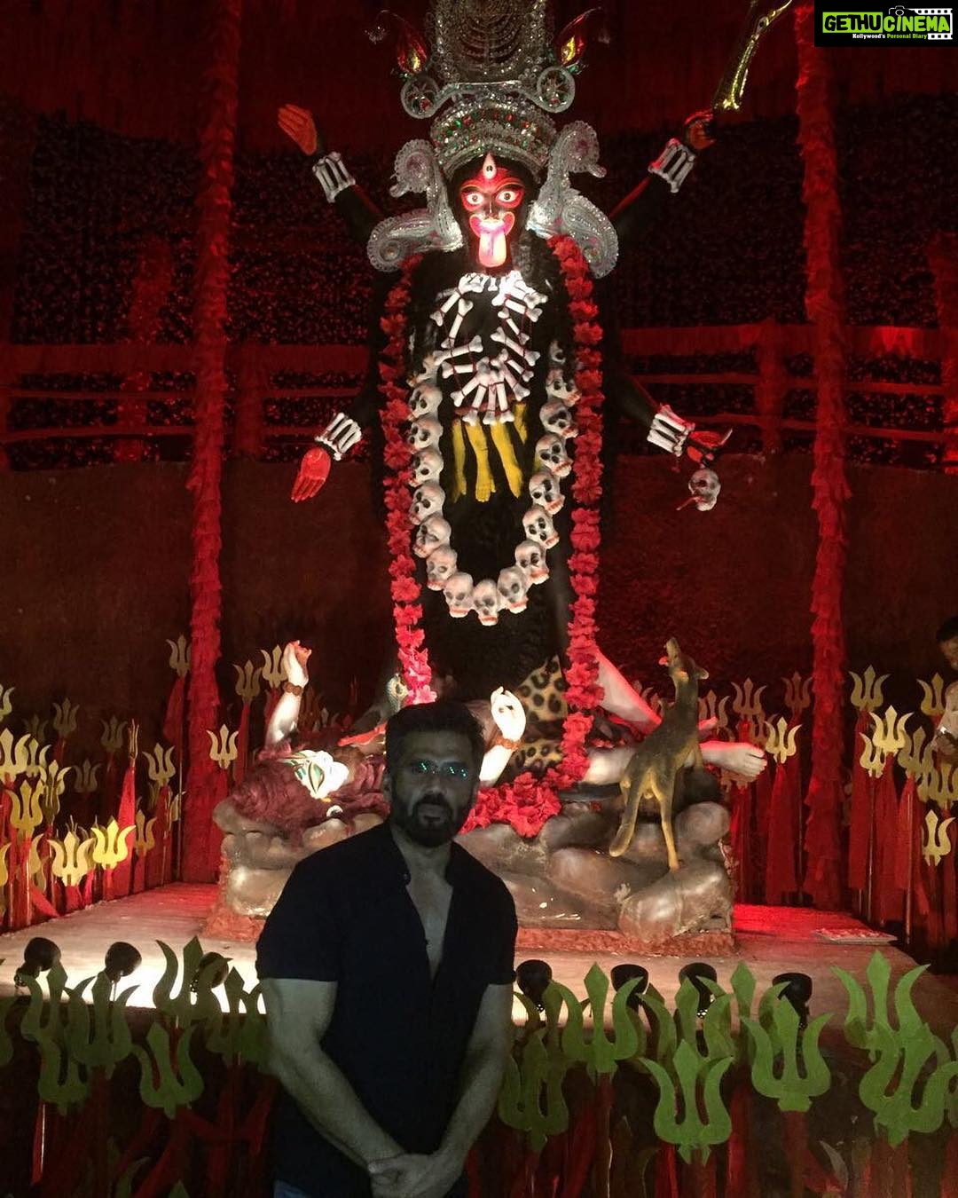 Suniel Shetty Instagram - Worshipping the true symbol of 'Shakti'! #FeelingBlessed to be a part of #KaliPuja at Kolkata . Wishing everyone a very very Happy Deepavali