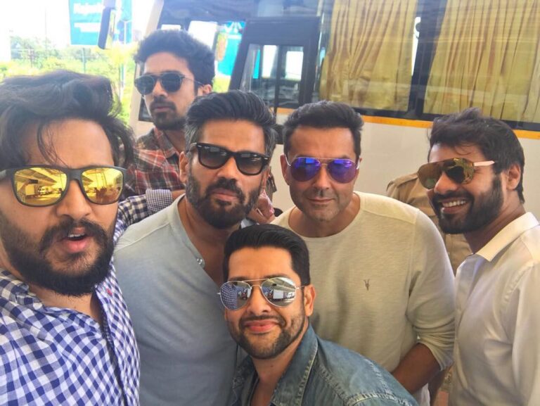 Suniel Shetty Instagram - It's fun time of the year again! My favourite sport & my faaavoouurite people! Best reunion ever each year!!!