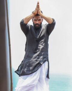 Suniel Shetty Instagram - Har Har Mahadev! All my prayers for the children as they fight it to the finish this weekend! #IndiasAsliChampion @andtvofficial @navin.p.shetty @skmfotography @specsnshades