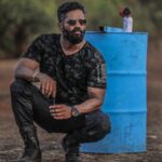 Suniel Shetty Instagram - Not often that we get a moment of rest at #IndiasAsliChampion ! Making the most of it 😊 #HaiDum @andtvofficial @skmfotography @navin.p.shetty @specsnshades