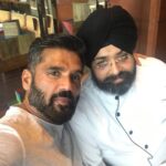 Suniel Shetty Instagram - ‪Blame this man for all my weight gain! His butter chicken & steam fish are irresistible even for a fitness buff like me! Feasting on Chef Tarun Deep Singh's food at @hyattregencychandigarh