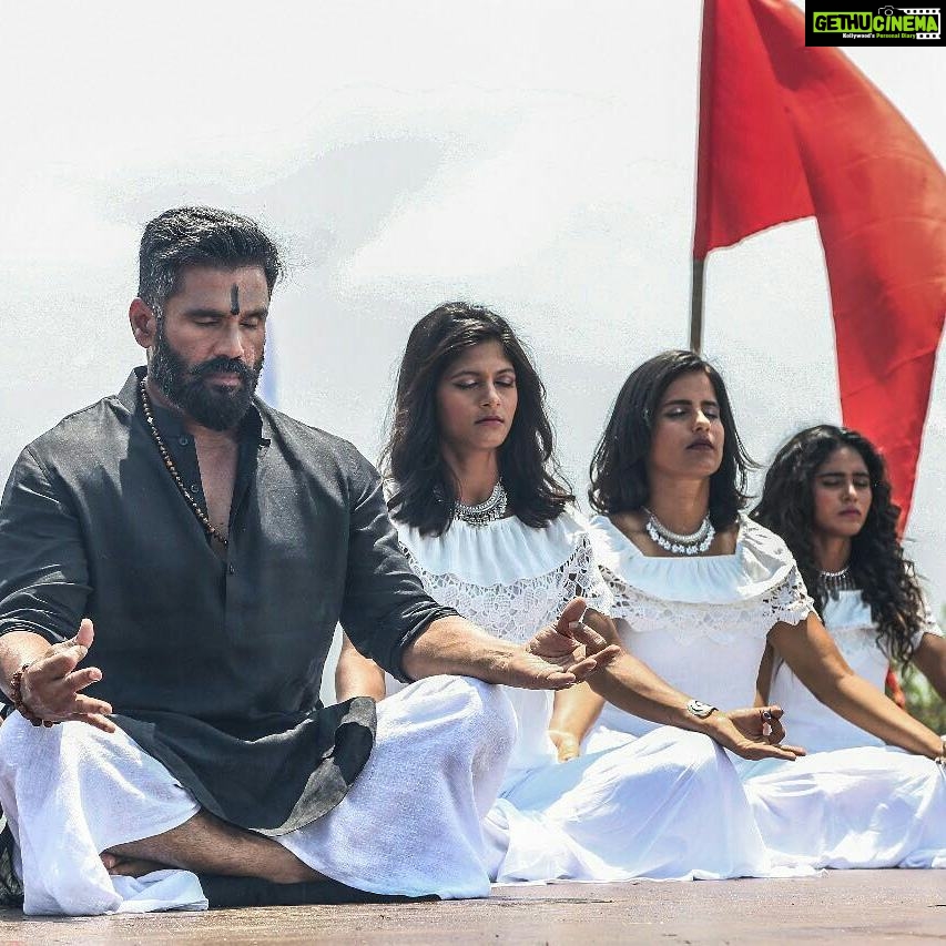 Suniel Shetty Instagram - No matter how mighty, we all need to always remember that the almighty is the supreme! Fighting it all the way to the finals with all their power, the kids spent a while to remember the most powerful before the D Day #IndiasAsliChampion @andtvofficial @skmfotography @navin.p.shetty @specsnshades @sanjaynegifitness @parveensupa @womaniyaa @abhishekathalye @swatigoswami6565 #NirajRao
