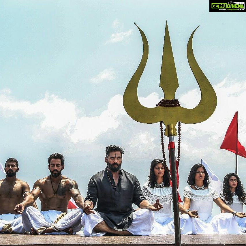 Suniel Shetty Instagram - No matter how mighty, we all need to always remember that the almighty is the supreme! Fighting it all the way to the finals with all their power, the kids spent a while to remember the most powerful before the D Day #IndiasAsliChampion @andtvofficial @skmfotography @navin.p.shetty @specsnshades @sanjaynegifitness @parveensupa @womaniyaa @abhishekathalye @swatigoswami6565 #NirajRao