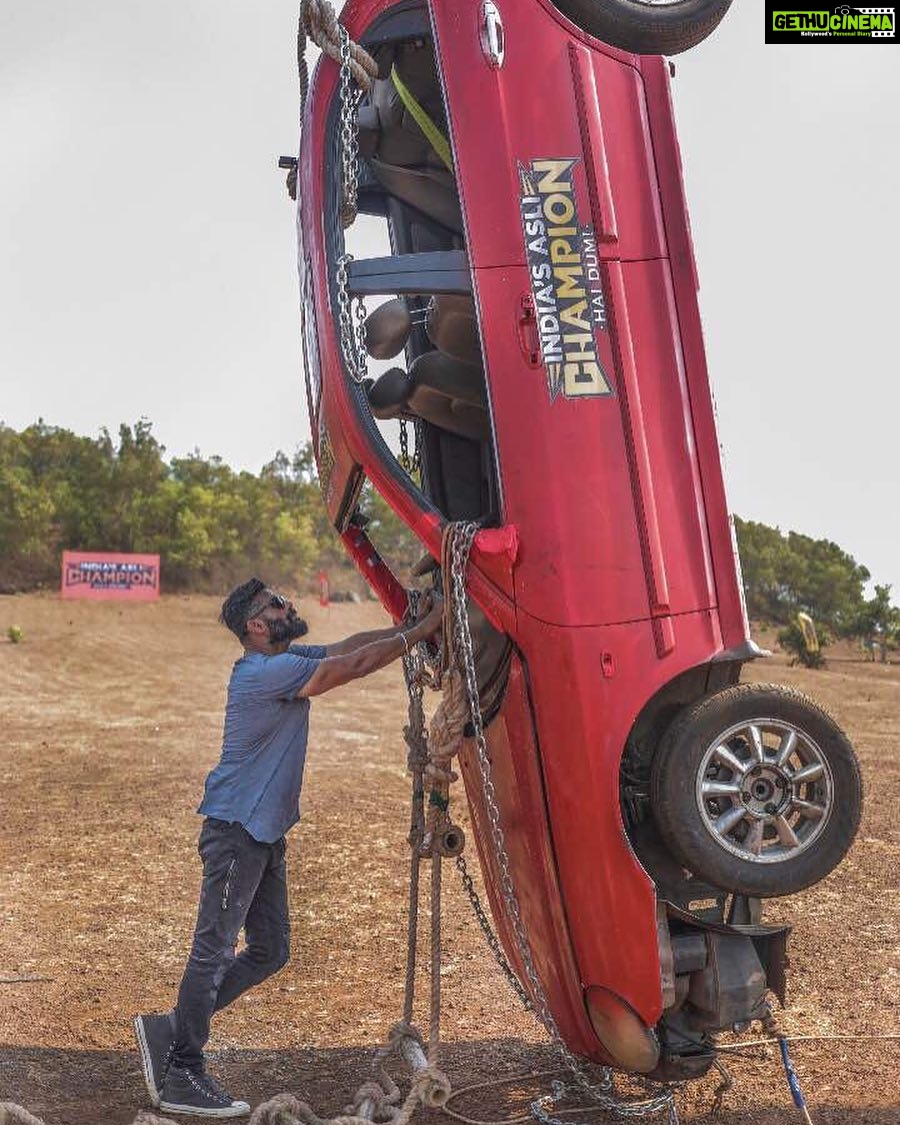 Suniel Shetty Instagram - Namas-car Mangalwar! Nothing Mangal for the car today though! #IndiasAsliChampion plans to turn its world upside down today :-) @andtvofficial @skmfotography @navin.p.shetty @specsnshades