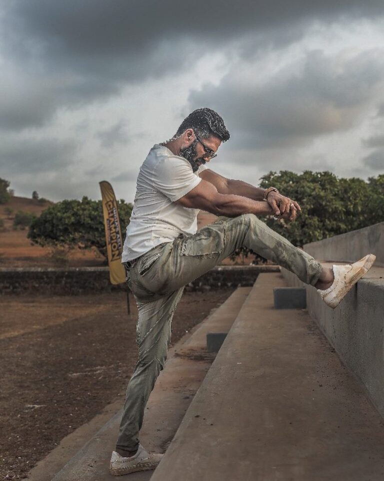 Suniel Shetty Instagram - The clouds barely cast a shadow on #IndiasAsliChampion s dedication towards fitness #swasthbharat @andtvofficial @skmfotography @navin.p.shetty @specsnshades