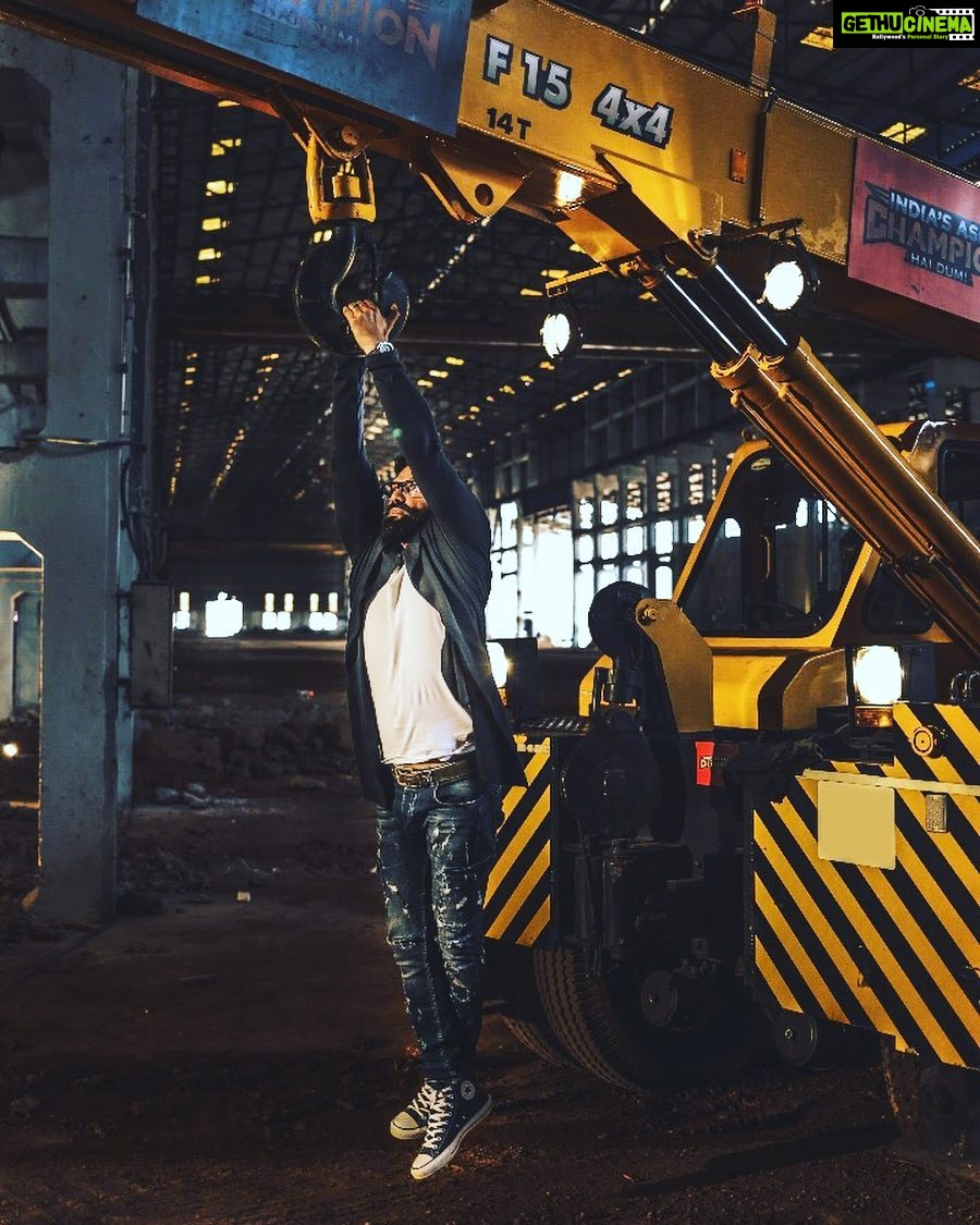 Suniel Shetty Instagram - Feel Fitness, Breathe Fitness, Believe Fitness & You Will Be Walking On Air #tuesdaymood #tuesdaymotivation #indiasaslichampion #swasthbharat @andtvofficial @navin.p.shetty @skmfotography