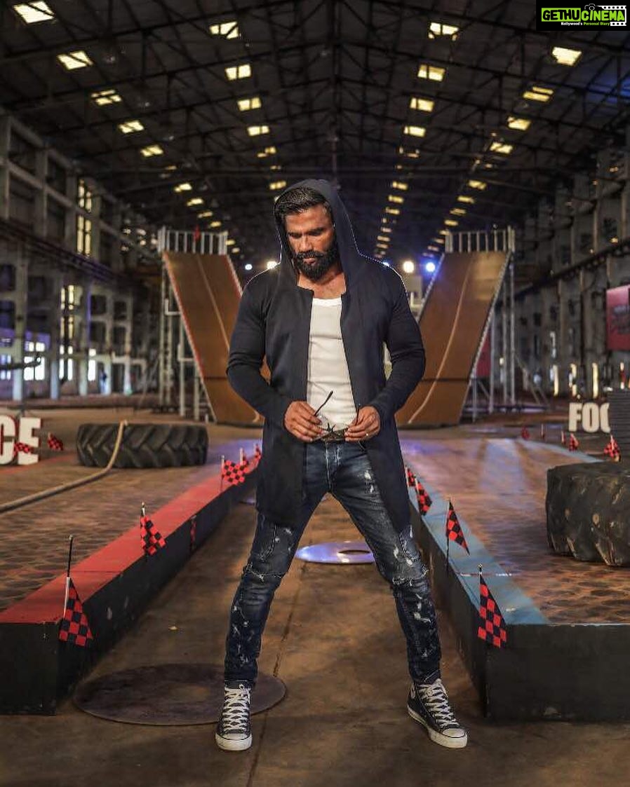 Suniel Shetty Instagram - The good thing about #fitness is, it suits everyone alike! #swasthbharat #indiasaslichampion @andtvofficial @skmfotography @navin.p.shetty @specsnshades