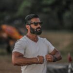 Suniel Shetty Instagram - Hai Dum? A question, each day starts with at #IndiasAsliChampion because the answer decides how the remaining day will be #SwasthBharat @andtvofficial @skmfotography @navin.p.shetty @specsnshades