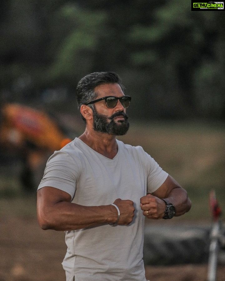 Suniel Shetty Instagram - Hai Dum? A question, each day starts with at #IndiasAsliChampion because the answer decides how the remaining day will be #SwasthBharat @andtvofficial @skmfotography @navin.p.shetty @specsnshades