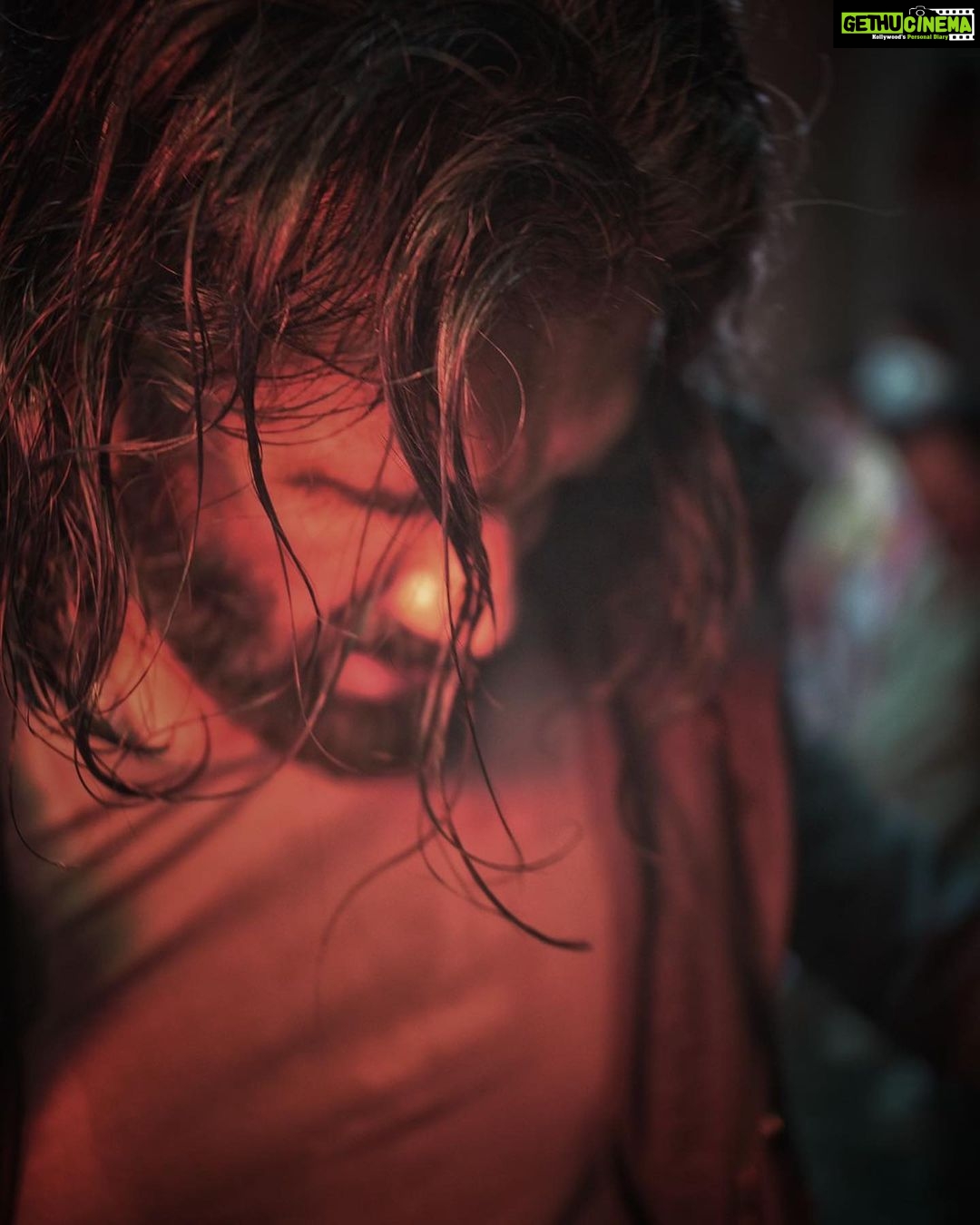Suniel Shetty Instagram - “Zulfe Bandha mat Karo tum, Hawayee naraaz rehti hai.. “ Captured #BehindtheScenes on the sets of #invisiblewoman @yoodleefilms @saregama_official 📸: @themadphotographer #yoodleefilms #comingsoon