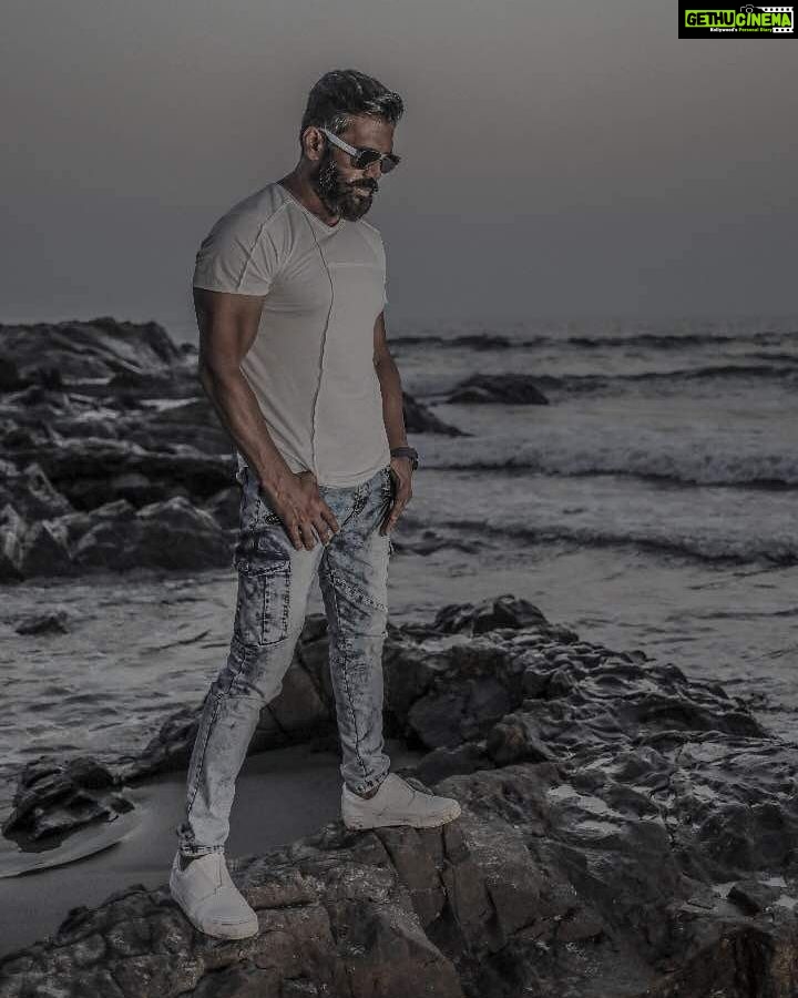 Suniel Shetty Instagram - Sea- the most peaceful as well as the most turbulent ... almost a reflection of the changing states of mind at #IndiasAsliChampion @andtvofficial #swasthbharat