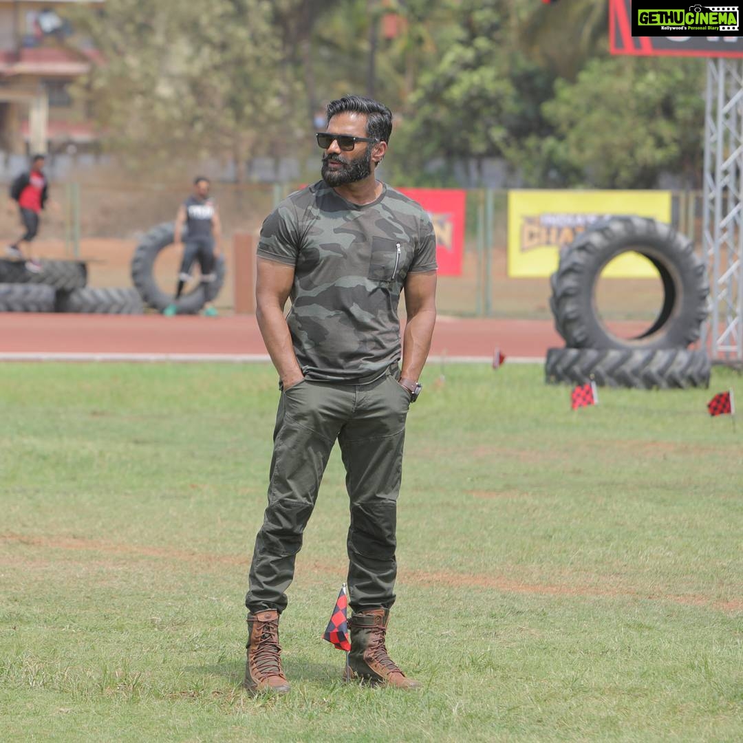 Suniel Shetty Instagram - Every morning is a surprise at #IndiasAsliChampion Kyunki yaha jo hota hai, woh dikhta nahin #StayTuned @andtvofficial #swasthbharat @skmfotography @navin.p.shetty @specsnshades