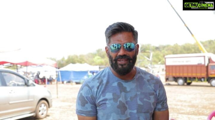 Suniel Shetty Instagram - A movie meant to recreate history & became historical itself , making every actor/character memorable... JP sir, thanks so so much for making me a part of this Epic War Tale #20YearsOfBorder #Border #mashakti @nidhiduttaofficial