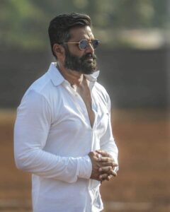 Suniel Shetty Instagram - Taking a careful look if all's set! Just a few more hours to go after all for #IndiasAsliChampion on @andtvofficial at 9 PM Tonight #HaiDum #AsliChampionOnAndTV @specsnshades @navin.p.shetty @skmfotography