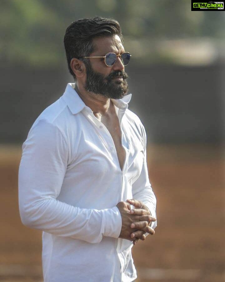 Suniel Shetty Instagram - An hour for a comeback after 3.5 years... perfect time to fold my hands & thank each one of you for welcoming me back with open arms #IndiasAsliChampion @andtvofficial #aslichampiononandtv @specsnshades @navin.p.shetty @skmfotography