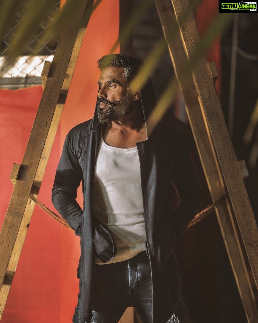 Suniel Shetty Instagram - One of those nights when you have to stay up till late to rise on the ladder of #indiasaslichampion @andtvofficial #swasthindia #aboutlastnight
