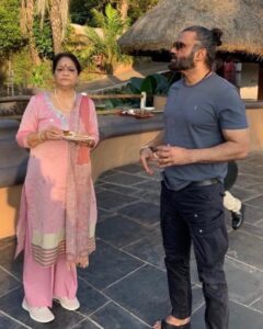 Suniel Shetty Instagram - She even  understands my silence !!! Happy 
80th amma🖤
#motherhood #sacrifice #superwoman #amazing #caring #generousity #gracious #inspiration 
#🖤#oneofakind #amma 🖤