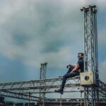 Suniel Shetty Instagram - Up above the world so high...that's where #IndiasAsliChampion should be bhai!!! Our actions reflecting our unbeatable spirits @andtvofficial #swasthabharat