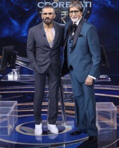 Suniel Shetty Instagram - आप जहां खड़े हुए, हम सबकी लाइन वहीं से शुरू हुई @amitabhbachchan sir। आपको जन्मदिन की ढेर सारी शुभकामनाएं। ऐसे ही मुस्कुराते रहिए, और हमें और हमारी आने वाली पीढ़ियों को प्रेरित करते रहिए। #happybirthdayamitabhbachchan #god