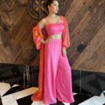 Sunny Leone Instagram – Hyderabad promotions for Ginna! 

Outfit by @ease_kv
@viralmantra
Earrings by @mozaati
Styled by @hitendrakapopara
Fashion team @tanyakalraaa @sarinabudathoki
HMU @jeetihairtstylist @kin_vanity