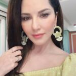 Sunny Leone Instagram - Ginna promotions! Outfit by @emblaze_mb @meraki_couture1 Earrings by @curatedcuriosities_ Styled by @hitendrakapopara Fashion team @tanyakalraaa @sarinabudathoki HMU @jeetihairtstylist @kin_vanity