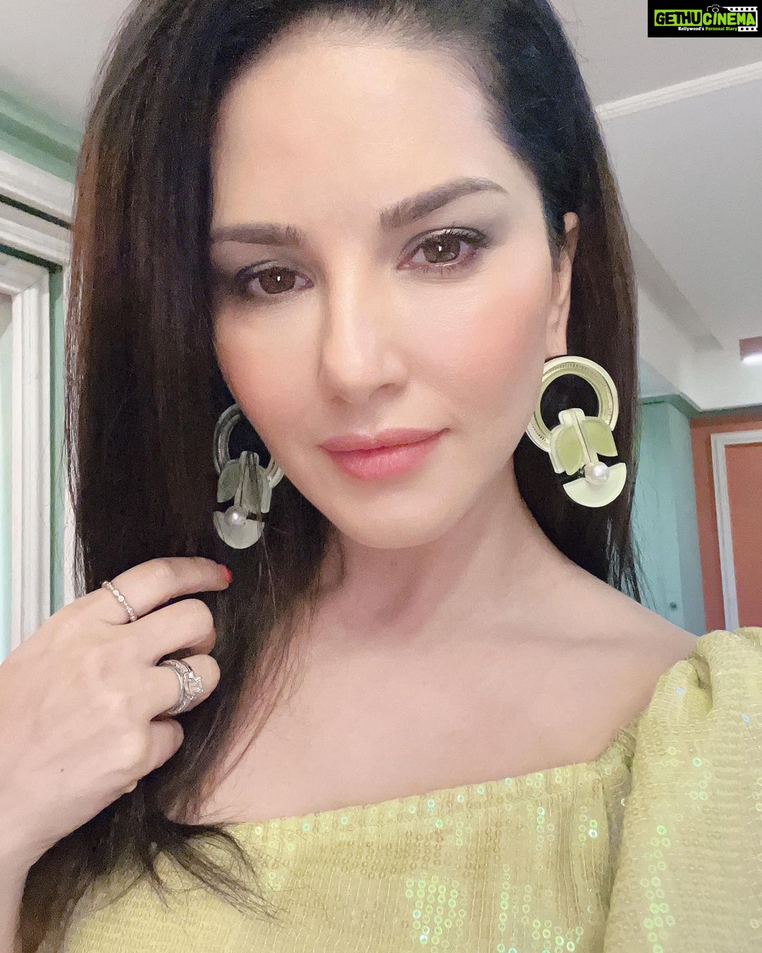 Sunny Leone Instagram - Ginna promotions! Outfit by @emblaze_mb @meraki_couture1 Earrings by @curatedcuriosities_ Styled by @hitendrakapopara Fashion team @tanyakalraaa @sarinabudathoki HMU @jeetihairtstylist @kin_vanity
