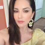 Sunny Leone Instagram - Ginna promotions! Outfit by @emblaze_mb @meraki_couture1 Earrings by @curatedcuriosities_ Styled by @hitendrakapopara Fashion team @tanyakalraaa @sarinabudathoki HMU @jeetihairtstylist @kin_vanity