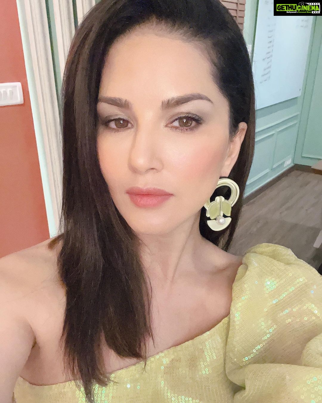 Sunny Leone Instagram - Ginna promotions! Outfit by @emblaze_mb @meraki_couture1 Earrings by @curatedcuriosities_ Styled by @hitendrakapopara Fashion team @tanyakalraaa @sarinabudathoki HMU @jeetihairtstylist @kin_vanity