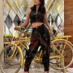 Sunny Leone Instagram – Next stop Splitsvilla!! 

Outfit by @meeamifashion
Styled by @hitendrakapopara
Fashion team @tanyakalraaa @sarinabudathoki
Make up by @starstruckbysl