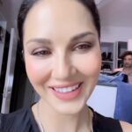 Sunny Leone Instagram - Ignore the man in the back 😜 Now let's get you ready with @starstruckbysl - The OG Shadow Palette 🌟 ✅Highly Pigmented 14 Unique curated Eye Shadow Shades ✅Highly versatile, easy-to-blend shades ✅ Perfect for your day or evening look ✅️ Allows you to create infite looks from natural, smokey-eye to pop ✅ Beautiful mattes and creamy pigment shimmers . . Available on www.starstruckbysl.com . . #SunnyLeone #makeup #makeupartist #CrueltyFree #Reels