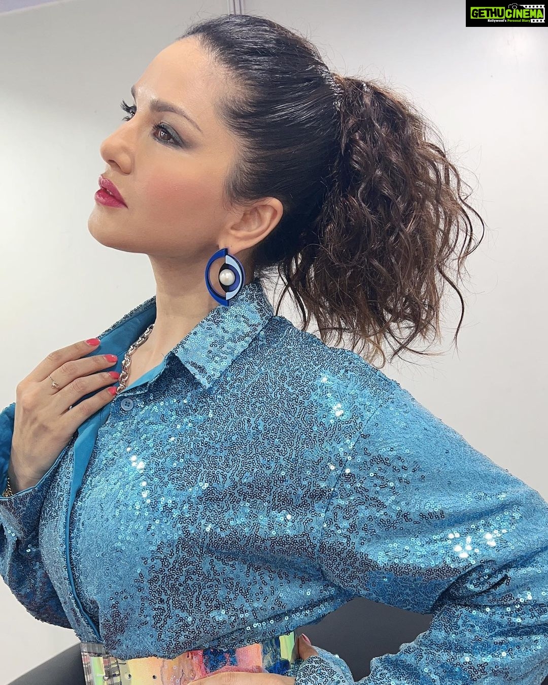 Sunny Leone Instagram - The many moods and locations this dress went in one night. lol Outfit by @myfywish Earrings by @curatedcuriosities_ Styled by @hitendrakapopara Fashion team @tanyakalraaa @sarinabudathoki Make up @kin_vanity Hair @jeetihairtstylist