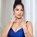 Sunny Leone Instagram - About my night at filmfare with @dirrty99 Below everything and everyone it takes for such a special night :) Outfit by @shivaniawastyofficial Jewellery by @finnatiofficial Bracelet by @dolsunjewelsofficial Clutch by @oceana_clutches Shoes by @louboutinworld Styled by @hitendrakapopara Fashion Team @tanyakalraaa @sarinabudathoki Hmu by @jeetihairtstylist @kin_vanity Photography by @theabhivalera