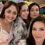 Sunny Leone Instagram - All my ladies!! @doll_0229 @sheenasgoodlife @dr.priyanka.bhoir @aisha1401 @rashimaniar Riya & Gurpreet