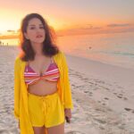 Sunny Leone Instagram - Perfect sunset!! @planmyleisure @planmyleisuretravels @FuraveriResort #furaveri #Furaverimaldives #ManyMemories Outfit by @flirtatious_india Styled by @hitendrakapopara Fashion team @tanyakalraaa @sarinabudathoki Furaveri Maldives