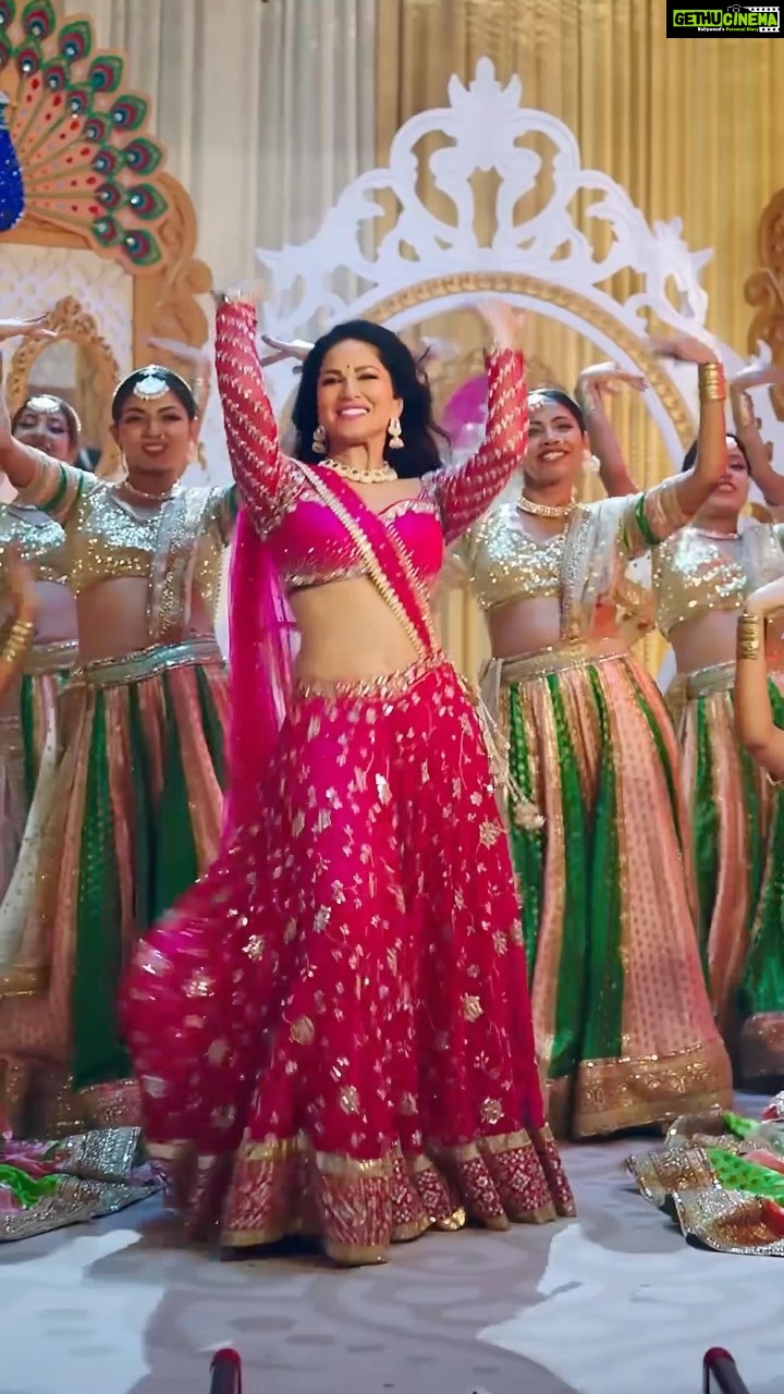 Sunny Leone Instagram - #NaachBaby just gets my feet grooving.. What about you? . . @remoDsouza @machaaomusic @hitendrakapopara @piyuushj9 @bhoomitrivediofficial @meet_ahir