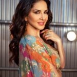 Sunny Leone Instagram - 😍 . . . Outfit by @paulmiandharsh Jewellery by @zohra_india @theblingobox @projectteteatete Styled by @hitendrakapopara Fashion team @tanyakalraaa @sarinabudathoki HMU @jeetihairtstylist @kin_vanity Photography by @theabhivalera