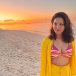 Sunny Leone Instagram - Perfect sunset!! @planmyleisure @planmyleisuretravels @FuraveriResort #furaveri #Furaverimaldives #ManyMemories Outfit by @flirtatious_india Styled by @hitendrakapopara Fashion team @tanyakalraaa @sarinabudathoki Furaveri Maldives