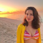 Sunny Leone Instagram - Perfect sunset!! @planmyleisure @planmyleisuretravels @FuraveriResort #furaveri #Furaverimaldives #ManyMemories Outfit by @flirtatious_india Styled by @hitendrakapopara Fashion team @tanyakalraaa @sarinabudathoki Furaveri Maldives