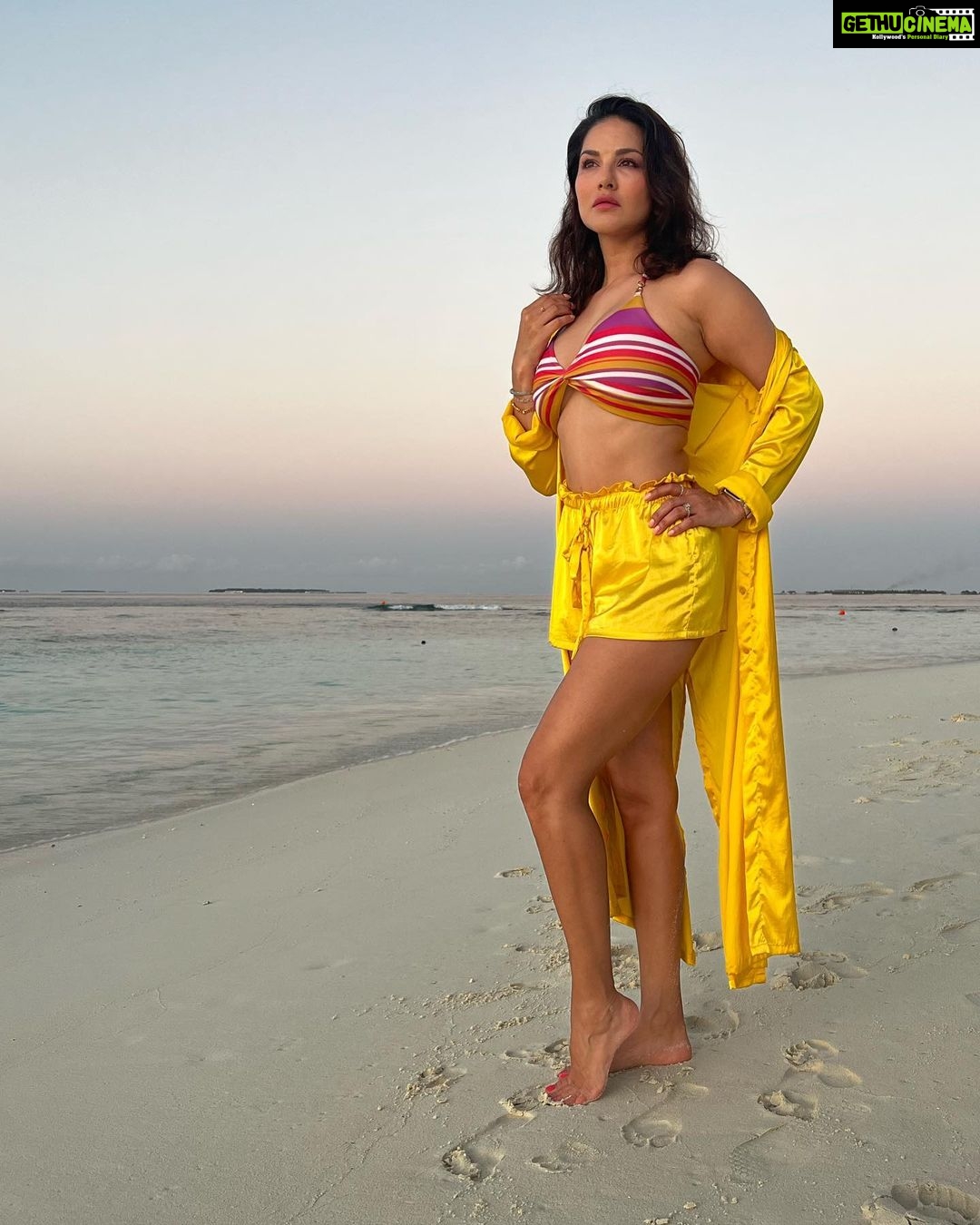 Sunny Leone Instagram - Perfect sunset!! @planmyleisure @planmyleisuretravels @FuraveriResort #furaveri #Furaverimaldives #ManyMemories Outfit by @flirtatious_india Styled by @hitendrakapopara Fashion team @tanyakalraaa @sarinabudathoki Furaveri Maldives
