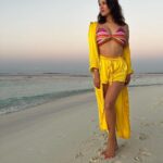 Sunny Leone Instagram - Perfect sunset!! @planmyleisure @planmyleisuretravels @FuraveriResort #furaveri #Furaverimaldives #ManyMemories Outfit by @flirtatious_india Styled by @hitendrakapopara Fashion team @tanyakalraaa @sarinabudathoki Furaveri Maldives