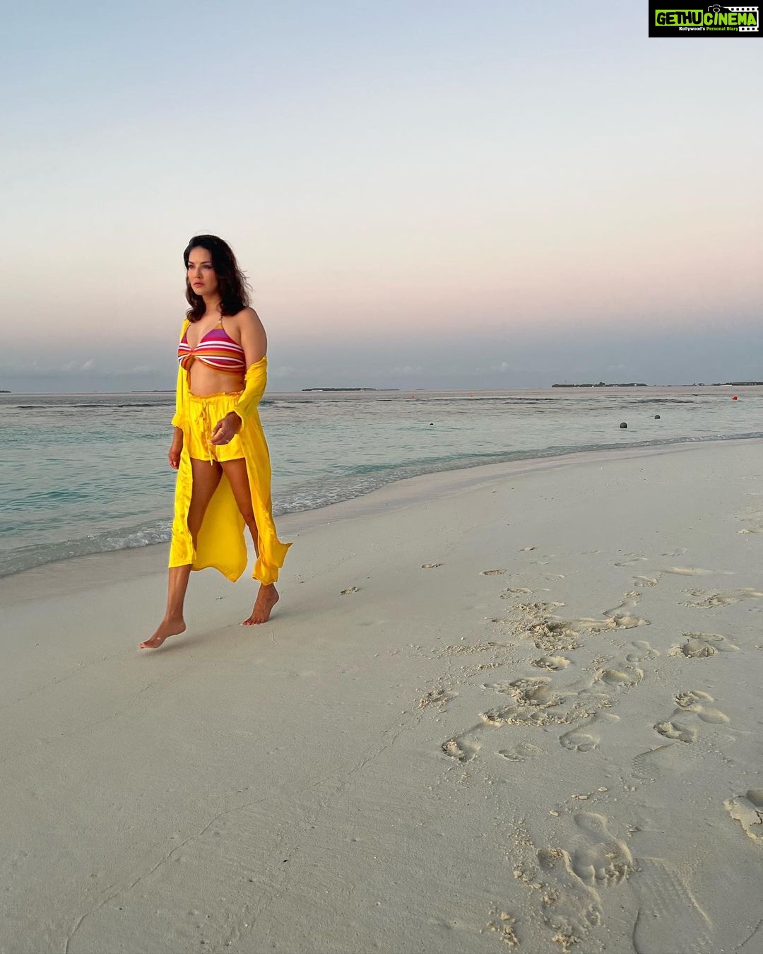 Sunny Leone Instagram - Perfect sunset!! @planmyleisure @planmyleisuretravels @FuraveriResort #furaveri #Furaverimaldives #ManyMemories Outfit by @flirtatious_india Styled by @hitendrakapopara Fashion team @tanyakalraaa @sarinabudathoki Furaveri Maldives