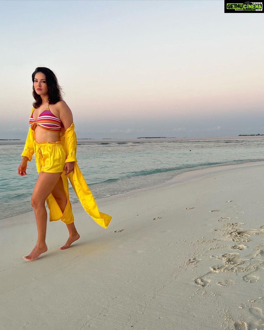 Sunny Leone Instagram - Perfect sunset!! @planmyleisure @planmyleisuretravels @FuraveriResort #furaveri #Furaverimaldives #ManyMemories Outfit by @flirtatious_india Styled by @hitendrakapopara Fashion team @tanyakalraaa @sarinabudathoki Furaveri Maldives