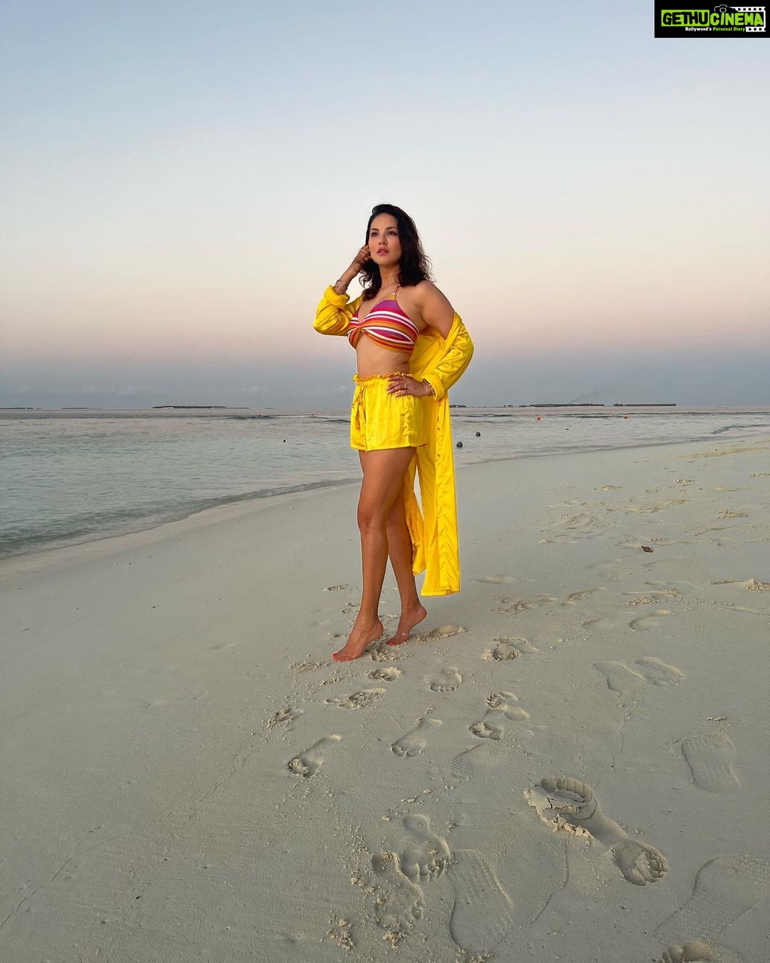 Sunny Leone Instagram - Perfect sunset!! @planmyleisure @planmyleisuretravels @FuraveriResort #furaveri #Furaverimaldives #ManyMemories Outfit by @flirtatious_india Styled by @hitendrakapopara Fashion team @tanyakalraaa @sarinabudathoki Furaveri Maldives